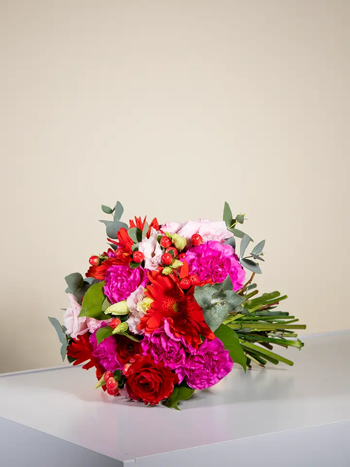 Bouquet gerbere rosse lisianthus rosa garofani fucsia close up